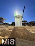 23.07.2025,  Beliebtes Reiseziel der Deutschen, Mallorca. Hier Cala Ratjada am Strand Cala Agulla. Getrnkebecher aus Plastik mit Gin-Tonic steht im Sand.