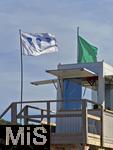 23.07.2025,  Beliebtes Reiseziel der Deutschen, Mallorca. Hier Cala Ratjada am Strand Cala Agulla. Die Weisse Flagge mit Quallen-Aufdruck steht am Strand, das soll eine Warnung vor den unangenehmen Feuerquallen im Wasser sein.