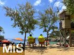 23.07.2025,  Beliebtes Reiseziel der Deutschen, Mallorca. Hier Cala Ratjada am Strand Cala Gat. Zwei Rettungsschwimmer berwachen den Strand.