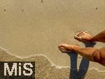 23.07.2025,  Beliebtes Reiseziel der Deutschen, Mallorca. Hier Cala Ratjada am weitlufigen Natur-Strand Cala Agulla.  Ein Mnnlicher Urlauber geht Barfuss durch den Sand.