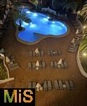 23.07.2025,  Beliebtes Reiseziel der Deutschen, Mallorca. Hier Cala Ratjada, Blick von einem Hotelbalkon in der Nacht auf den Hotelpool. Die Liegen vor dem Pool sind Nachts leer. 