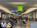 23.07.2025,  Beliebtes Reiseziel der Deutschen, Mallorca. Airport Palma de Mallorca, Wartende Fluggste am Abfluggate C59 und C57.