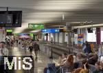 23.07.2025,  Beliebtes Reiseziel der Deutschen, Mallorca. Airport Palma de Mallorca, Rollbnder und wartende Fluggste am Abfluggate C59 und C57.
