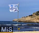23.07.2025,  Beliebtes Reiseziel der Deutschen, Mallorca. Hier Cala Ratjada am Strand Cala Agulla. Die Weisse Flagge mit Quallen-Aufdruck steht am Strand, das soll eine Warnung vor den unangenehmen Feuerquallen im Wasser sein.