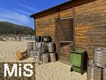 23.07.2025,  Beliebtes Reiseziel der Deutschen, Mallorca. Hier Cala Ratjada am Strand Cala Agulla. Getrnkehtte und Bar am Strand mit allerlei Hochprotzentigen, hinter der Htte lagern die leeren Bierfsser.