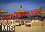 28.07.2025,  Symbolbild: Touristen-Krise beim sonst so beliebten Reiseziel der Deutschen, Mallorca. Gastronomen und Hoteliers klagen ber Urlauberschwund aus Deutschland als Folge der vielen Einheimischen-Proteste.
Hier Cala Ratjada am Strand Cala Agulla. Die traditionellen Sonnenschirme aus Stroh mit den Sonnenliegen sind leer. (Bildmontage)
