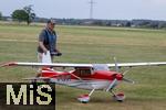 06.07.2025, Bad Wrishofen im Unterallgu, 60 Jahre Jubilumsflugtag des Modellflugplatz MFC-Bad Wrishofen,  Pilot mit seinem Modellflugzeug an der Startbahn