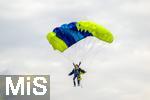 06.07.2025, Bad Wrishofen im Unterallgu, 60 Jahre Jubilumsflugtag des Modellflugplatz MFC-Bad Wrishofen,  Modell-Fallschirmspringer schwebt herab