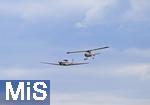06.07.2025, Bad Wrishofen im Unterallgu, 60 Jahre Jubilumsflugtag des Modellflugplatz MFC-Bad Wrishofen, Auch Manntragende Flugzeuge bereichern die Show, Aerospool WT9 Dynamic, li: D-MHWR, einmotoriges zweisitziges 3-achsgesteuertes Ultraleichtflugzeug.  re: Flight Design CTSW, Dreiachsgesteuertes Ultraleichtflugzeug, D-MSGD, 