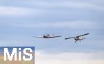 06.07.2025, Bad Wrishofen im Unterallgu, 60 Jahre Jubilumsflugtag des Modellflugplatz MFC-Bad Wrishofen, Auch Manntragende Flugzeuge bereichern die Show, Aerospool WT9 Dynamic, li: D-MHWR, einmotoriges zweisitziges 3-achsgesteuertes Ultraleichtflugzeug.  re: Flight Design CTSW, Dreiachsgesteuertes Ultraleichtflugzeug, D-MSGD, 