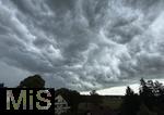 01.08.2025, Bad Wrishofen, Unterallgu, bedrohliche Gewitterwolken am Himmel ber der Kurstadt Bad Wrishofen (Bayern). 