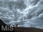 01.08.2025, Bad Wrishofen, Unterallgu, bedrohliche Gewitterwolken am Himmel ber der Kurstadt Bad Wrishofen (Bayern). 