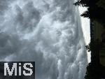 01.08.2025, Bad Wrishofen, Unterallgu, bedrohliche Gewitterwolken am Himmel ber der Kurstadt Bad Wrishofen (Bayern). 