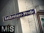 01.08.2025, Bad Wrishofen, im Unterallgu. Ein historisches Kleinod mitten in Bad Wrishofen: Die Obstinsel, an der Kathreiner-Strae. Das alte Strassenschild aus Emaille hngt noch immer an der Hausecke.
