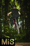 02.08.2025, Ferien in Bayern, viel Zeit fr Schulkinder fr ihre Freizeitaktivitten. Philipp aus Bad Wrishofen beim Mountainbiken im Wald, (Modelreleased) 