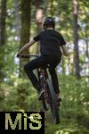 02.08.2025, Ferien in Bayern, viel Zeit fr Schulkinder fr ihre Freizeitaktivitten. Philipp aus Bad Wrishofen beim Mountainbiken im Wald, (Modelreleased) 