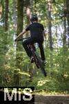 02.08.2025, Ferien in Bayern, viel Zeit fr Schulkinder fr ihre Freizeitaktivitten. Philipp aus Bad Wrishofen beim Mountainbiken im Wald, (Modelreleased) 