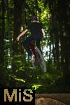 02.08.2025, Ferien in Bayern, viel Zeit fr Schulkinder fr ihre Freizeitaktivitten. Philipp aus Bad Wrishofen beim Mountainbiken im Wald, (Modelreleased) 