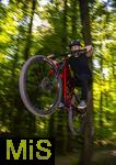 02.08.2025, Ferien in Bayern, viel Zeit fr Schulkinder fr ihre Freizeitaktivitten. Philipp aus Bad Wrishofen beim Mountainbiken im Wald, (Modelreleased) 