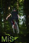 02.08.2025, Ferien in Bayern, viel Zeit fr Schulkinder fr ihre Freizeitaktivitten. Philipp aus Bad Wrishofen beim Mountainbiken im Wald, (Modelreleased) 