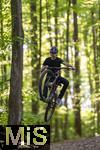 02.08.2025, Ferien in Bayern, viel Zeit fr Schulkinder fr ihre Freizeitaktivitten. Philipp aus Bad Wrishofen beim Mountainbiken im Wald, (Modelreleased) 