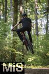 02.08.2025, Ferien in Bayern, viel Zeit fr Schulkinder fr ihre Freizeitaktivitten. Philipp aus Bad Wrishofen beim Mountainbiken im Wald, (Modelreleased) 