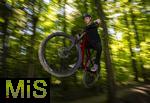 02.08.2025, Ferien in Bayern, viel Zeit fr Schulkinder fr ihre Freizeitaktivitten. Philipp aus Bad Wrishofen beim Mountainbiken im Wald, (Modelreleased) 