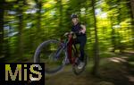 02.08.2025, Ferien in Bayern, viel Zeit fr Schulkinder fr ihre Freizeitaktivitten. Philipp aus Bad Wrishofen beim Mountainbiken im Wald, (Modelreleased) 