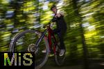 02.08.2025, Ferien in Bayern, viel Zeit fr Schulkinder fr ihre Freizeitaktivitten. Philipp aus Bad Wrishofen beim Mountainbiken im Wald, (Modelreleased) 