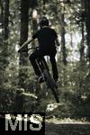 02.08.2025, Ferien in Bayern, viel Zeit fr Schulkinder fr ihre Freizeitaktivitten. Philipp aus Bad Wrishofen beim Mountainbiken im Wald, (Modelreleased) 