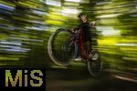 02.08.2025, Ferien in Bayern, viel Zeit fr Schulkinder fr ihre Freizeitaktivitten. Philipp aus Bad Wrishofen beim Mountainbiken im Wald, (Modelreleased) 