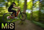 02.08.2025, Ferien in Bayern, viel Zeit fr Schulkinder fr ihre Freizeitaktivitten. Philipp aus Bad Wrishofen beim Mountainbiken im Wald, (Modelreleased) 