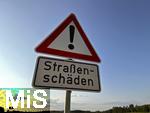 02.08.2025, Bad Wrishofen, Strassenschild warnt vor Strassenschden an einer Hauptstrasse.