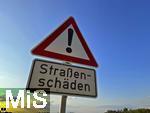 02.08.2025, Bad Wrishofen, Strassenschild warnt vor Strassenschden an einer Hauptstrasse.