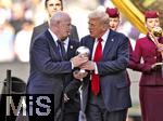 13.07.2025, FIFA Club World Cup 2025, Finale: Chelsea FC - Paris St. Germain, im MetLife Stadium (East Rutherford, NJ),  Siegerehrung nach dem Spiel. Ehrengste nach dem Spiel vor der Siegerehrung auf dem Podest, v.li: Gianni Infantino (FIFA-Prsident), US-Prsident Donald Trump, mit dem Pokal fr den Spieler des Tages  