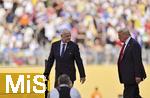 13.07.2025, FIFA Club World Cup 2025, Finale: Chelsea FC - Paris St. Germain, im MetLife Stadium (East Rutherford, NJ),  Siegerehrung nach dem Spiel. Ehrengste kommen nach dem Spiel zur Siegerehrung auf den Platz, US-Prsident Donald Trump (re), Gianni Infantino (li, FIFA-Prsident), 