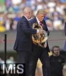 13.07.2025, FIFA Club World Cup 2025, Finale: Chelsea FC - Paris St. Germain, im MetLife Stadium (East Rutherford, NJ),  Siegerehrung nach dem Spiel. Ehrengste nach dem Spiel zur Siegerehrung auf dem Podest, v.li: Gianni Infantino (FIFA-Prsident) trgt mit US-Prsident Donald Trump den Siegerpokal. 