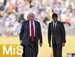 13.07.2025, FIFA Club World Cup 2025, Finale: Chelsea FC - Paris St. Germain, im MetLife Stadium (East Rutherford, NJ),  Siegerehrung nach dem Spiel. Ehrengste kommen nach dem Spiel zur Siegerehrung auf den Platz, US-Prsident Donald Trump, Nasser Al-Khelaifi (re, Prsident Paris St. Germain). 