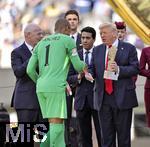 13.07.2025, FIFA Club World Cup 2025, Finale: Chelsea FC - Paris St. Germain, im MetLife Stadium (East Rutherford, NJ),  Siegerehrung nach dem Spiel. Ehrengste nach dem Spiel zur Siegerehrung auf dem Podest, v.li: Gianni Infantino (FIFA-Prsident), US-Prsident Donald Trump, Torwart Robert Sanchez (mitte, Chelsea) bekommt die Trophe (Pokal fr den Keeper des Turniers) aus der Hand von Donald Trump. 