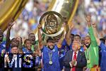 13.07.2025, FIFA Club World Cup 2025, Finale: Chelsea FC - Paris St. Germain, im MetLife Stadium (East Rutherford, NJ),  Siegerehrung nach dem Spiel. Ehrengste nach dem Spiel zur Siegerehrung auf dem Podest,  US-Prsident Donald Trump freut sich inmitten des Teams kindlich ber den Jubel von Reece James (FC Chelsea) mit dem Siegerpokal. re: Torwart Robert Sanchez (FC Chelsea) 