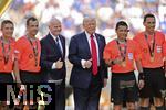 13.07.2025, FIFA Club World Cup 2025, Finale: Chelsea FC - Paris St. Germain, im MetLife Stadium (East Rutherford, NJ),  Siegerehrung nach dem Spiel. Ehrengste nach dem Spiel zur Siegerehrung auf dem Podest, Erinnerungsfoto mit dem Schiedsrichterteam, v.li: Gianni Infantino (FIFA-Prsident), US-Prsident Donald Trump, Schiedsrichter Alireza Faghani (Australien), mit dabei: Anton Shchetinin, Ashley Beecham, Facundo Tello