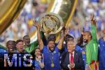 13.07.2025, FIFA Club World Cup 2025, Finale: Chelsea FC - Paris St. Germain, im MetLife Stadium (East Rutherford, NJ),  Siegerehrung nach dem Spiel. Ehrengste nach dem Spiel zur Siegerehrung auf dem Podest,  US-Prsident Donald Trump freut sich inmitten des Teams ber den Jubel von Reece James (FC Chelsea) mit dem Siegerpokal. re: Torwart Robert Sanchez (FC Chelsea) 