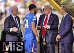 13.07.2025, FIFA Club World Cup 2025, Finale: Chelsea FC - Paris St. Germain, im MetLife Stadium (East Rutherford, NJ),  Siegerehrung nach dem Spiel. Ehrengste nach dem Spiel zur Siegerehrung auf dem Podest, v.li: Gianni Infantino (FIFA-Prsident), Reece James (FC Chelsea), US-Prsident Donald Trump, Todd Boehly (Eigner FC Chelsea),   