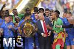 13.07.2025, FIFA Club World Cup 2025, Finale: Chelsea FC - Paris St. Germain, im MetLife Stadium (East Rutherford, NJ),  Siegerehrung nach dem Spiel. Ehrengste nach dem Spiel zur Siegerehrung auf dem Podest, re: Gianni Infantino (FIFA-Prsident) bedeutet US-Prsident Donald Trump den Podest fr die Spieler freizumachen, mitte: Reece James (FC Chelsea) hlt den Siegerpokal. 2.v.re: Torwart Robert Sanchez (FC Chelsea) 