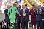 13.07.2025, FIFA Club World Cup 2025, Finale: Chelsea FC - Paris St. Germain, im MetLife Stadium (East Rutherford, NJ),  Siegerehrung nach dem Spiel. Ehrengste nach dem Spiel zur Siegerehrung auf dem Podest, v.li: Gianni Infantino (FIFA-Prsident), US-Prsident Donald Trump, Todd Boehly (Eigner FC Chelsea), Torwart Robert Sanchez (Chelsea) bekommt die Trophe (Pokal fr den Keeper des Turniers) aus der Hand von Donald Trump. 