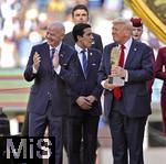 13.07.2025, FIFA Club World Cup 2025, Finale: Chelsea FC - Paris St. Germain, im MetLife Stadium (East Rutherford, NJ),  Siegerehrung nach dem Spiel. Ehrengste nach dem Spiel zur Siegerehrung auf dem Podest, v.li: Gianni Infantino (FIFA-Prsident), US-Prsident Donald Trump mit dem Pokal fr den Keeper des Turniers, 