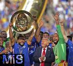 13.07.2025, FIFA Club World Cup 2025, Finale: Chelsea FC - Paris St. Germain, im MetLife Stadium (East Rutherford, NJ),  Siegerehrung nach dem Spiel. Ehrengste nach dem Spiel zur Siegerehrung auf dem Podest,  US-Prsident Donald Trump freut sich inmitten des Teams ber den Jubel von Reece James (li, FC Chelsea) mit dem Siegerpokal. re: Torwart Robert Sanchez (FC Chelsea) 