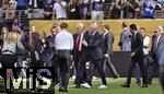 13.07.2025, FIFA Club World Cup 2025, Finale: Chelsea FC - Paris St. Germain, im MetLife Stadium (East Rutherford, NJ),  Siegerehrung nach dem Spiel. Ehrengste kommen nach dem Spiel zur Siegerehrung auf den Platz, US-Prsident Donald Trump, Gianni Infantino (FIFA-Prsident), Nasser Al-Khelaifi (Prsident Paris St. Germain). 