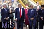13.07.2025, FIFA Club World Cup 2025, Finale: Chelsea FC - Paris St. Germain, im MetLife Stadium (East Rutherford, NJ),  Siegerehrung nach dem Spiel. Ehrengste nach dem Spiel vor der Siegerehrung auf dem Podest, v.li: Gianni Infantino (FIFA-Prsident), US-Prsident Donald Trump, Todd Boehly (Eigner FC Chelsea), Nasser Al-Khelaifi (Prsident Paris St. Germain). 