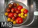 04.08.2025,  Tomaten werden gewaschen. In einer Kche in Bayern liegen verschiedenfarbige frische Tomaten aus dem heimischen Garten in einem Wasch-Sieb in der Sple.